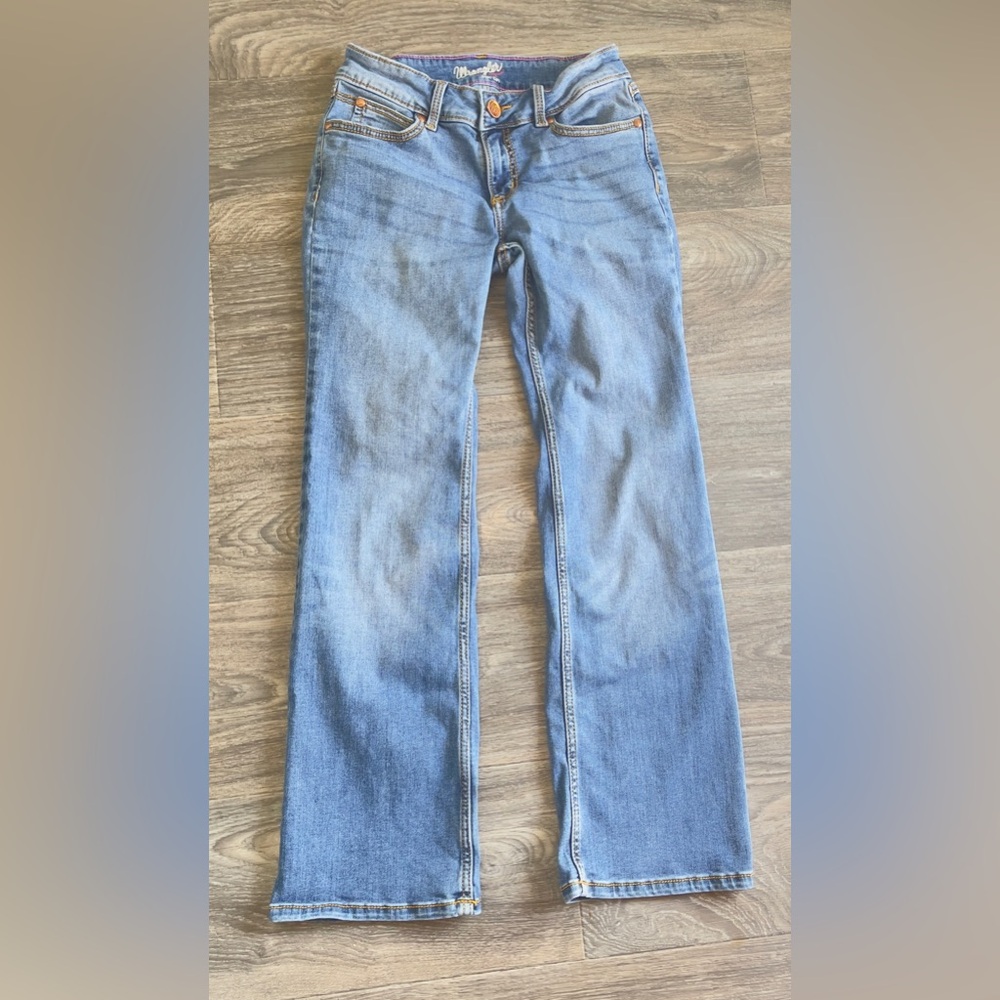 🎉low price🎉Wrangler Boot Cut Blue Junior Jeans. Size 5 / 30 length. Small hole